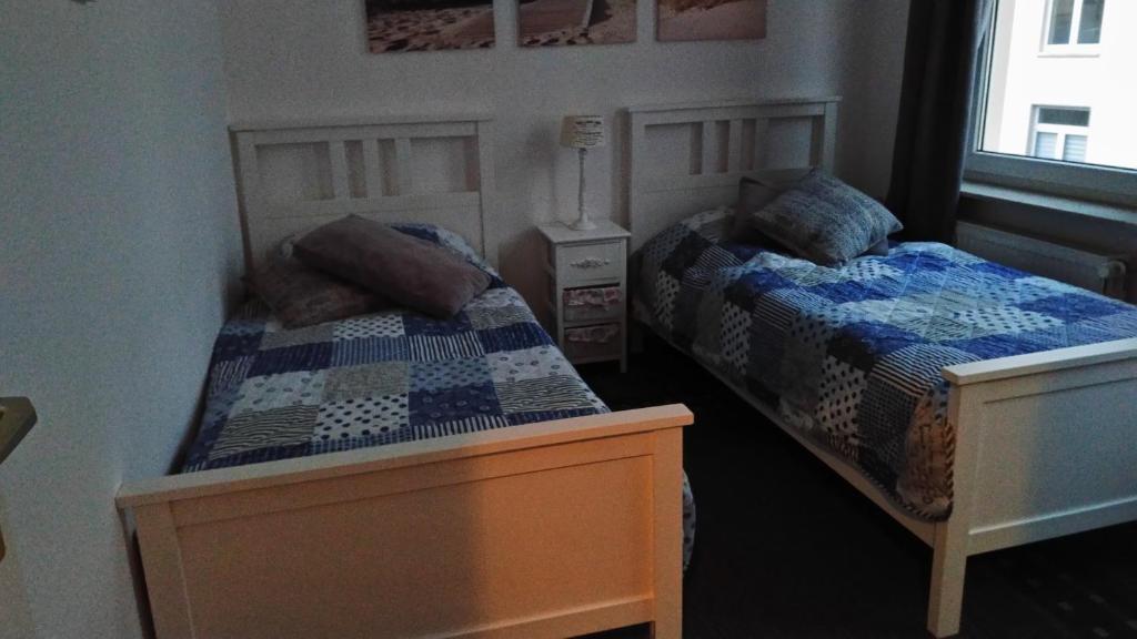 威廉港Monteur & Fewo Sealoft的一间卧室设有两张单人床和一个窗户。