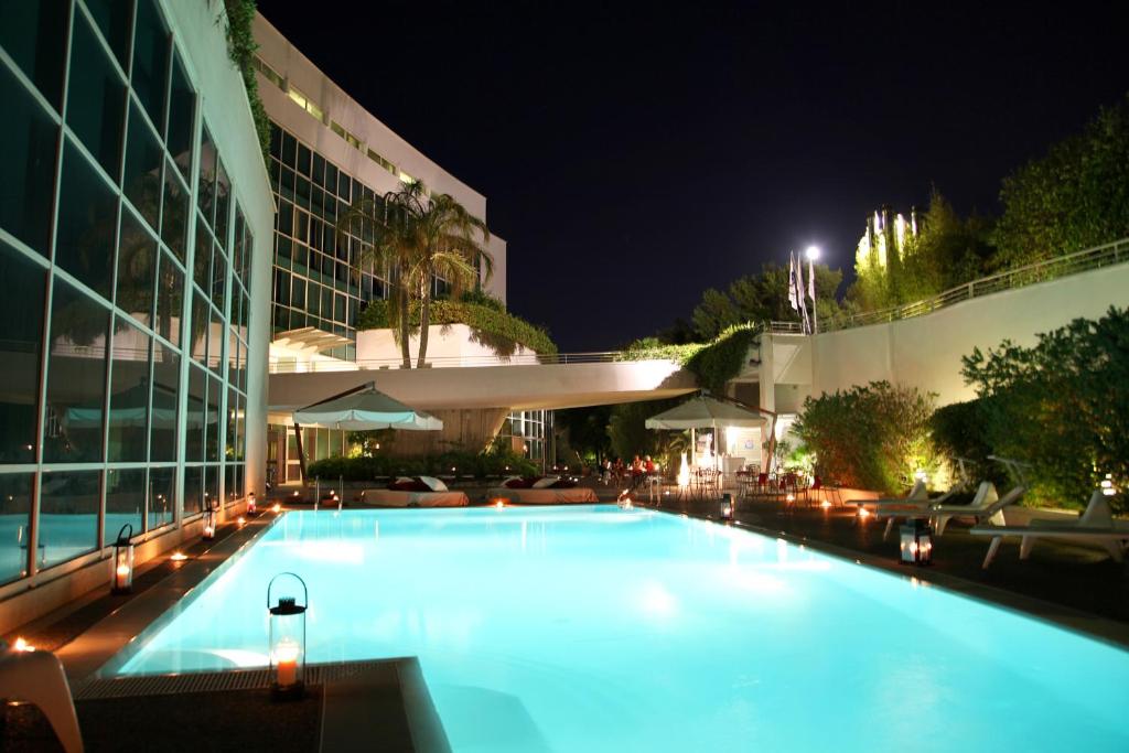 比谢列尼科泰尔比谢列酒店的一座大型游泳池,晚上在大楼旁边