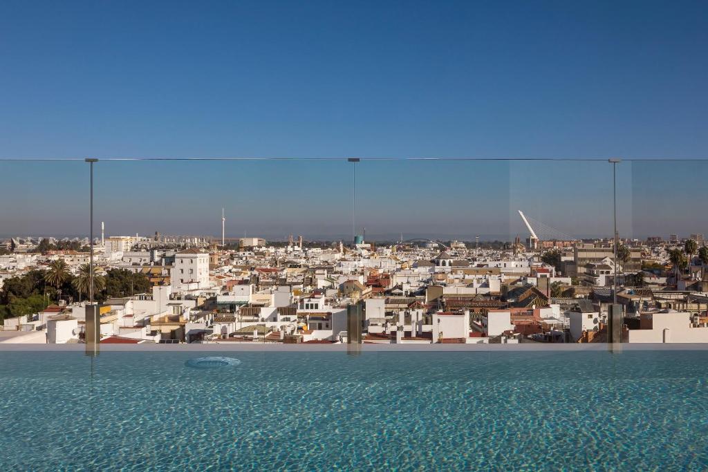 塞维利亚Hotel Colón Gran Meliá - The Leading Hotels of the World的从游泳池欣赏到城市美景