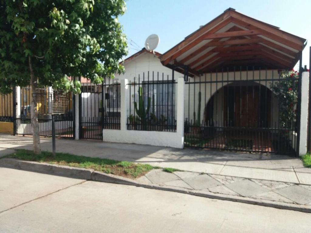 拉塞雷纳Casa La Serena的黑白的围栏,有建筑