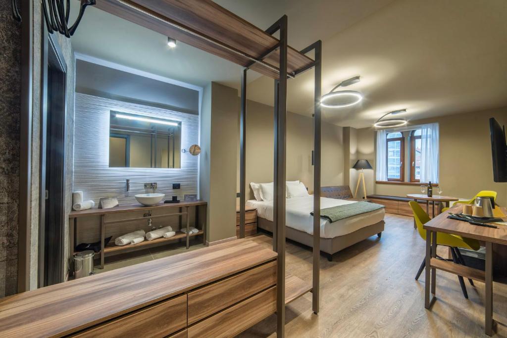 的里雅斯特9 stanze - Boutique Rooms的一间卧室设有天蓬床和一间浴室。