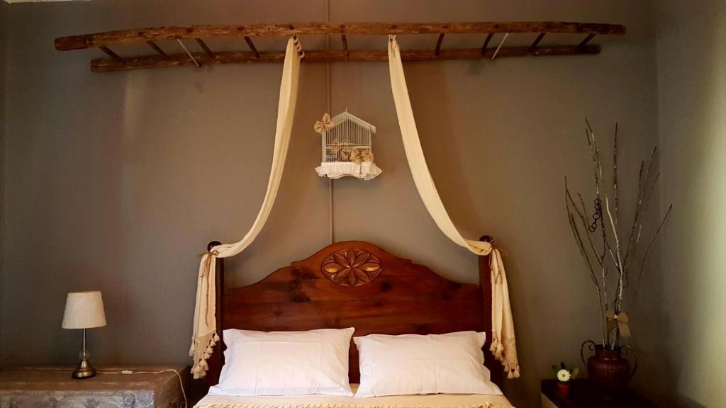 RovietoLa mia casa di campagna的一间卧室配有一张带两张吊床的床。