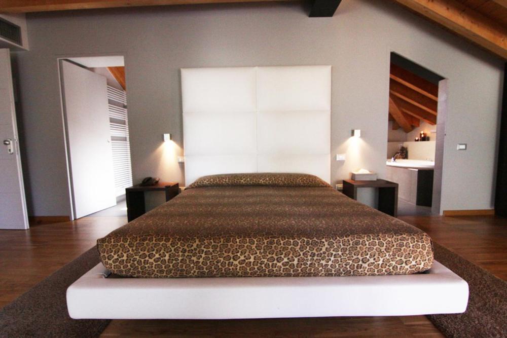 里耶卡威尼托EX-L酒店的一间卧室,卧室内配有一张大床