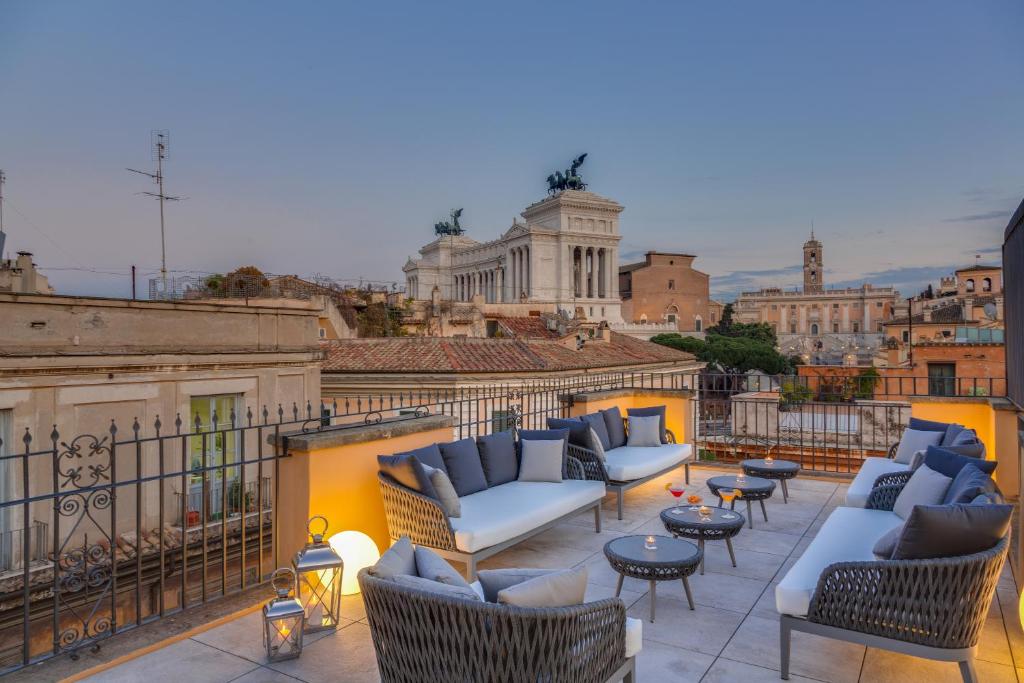罗马奥迪维姆酒店的阳台的天井配有沙发和桌子