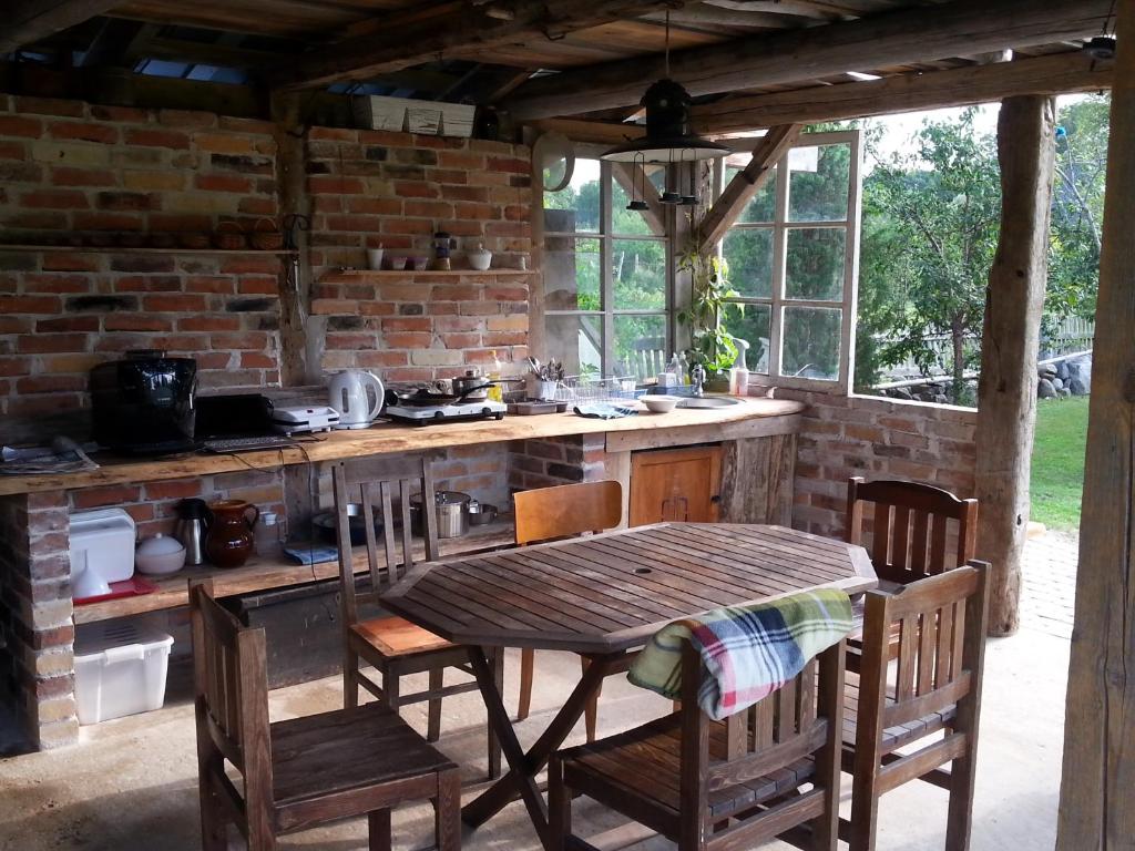 凯尔德拉Perepuhkus的户外厨房配有木桌和椅子