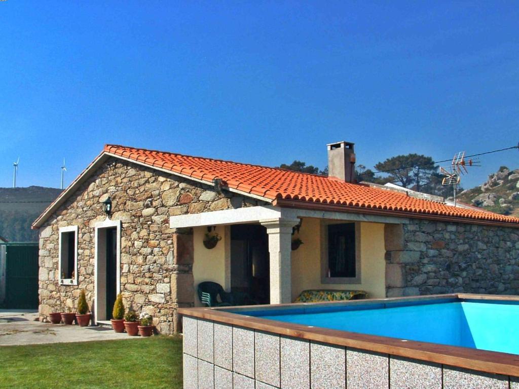 孔门波尔多Casa Atalaya的一座小房子,前面设有一个游泳池