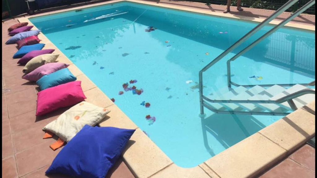 因赫尼奥Aguatona的游泳池配有多个枕头