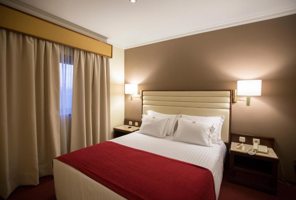 米拉科格酒店客房内的一张或多张床位