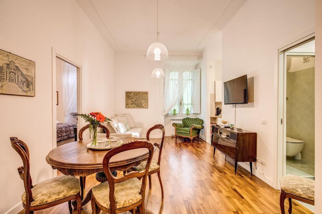 罗马Casa di Nonno Turi的一间带桌子的用餐室和一间客厅