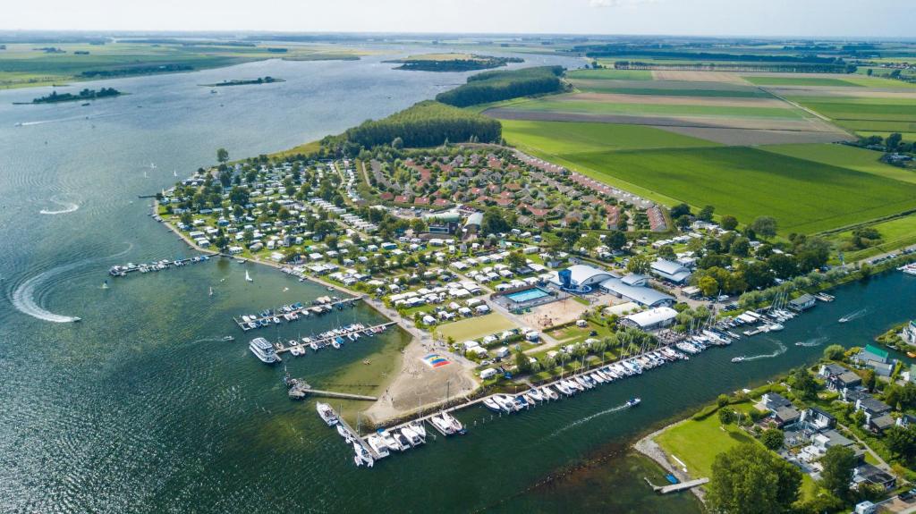 科特海讷Villapark de Paardekreek的海港的空中景色,水中有船只