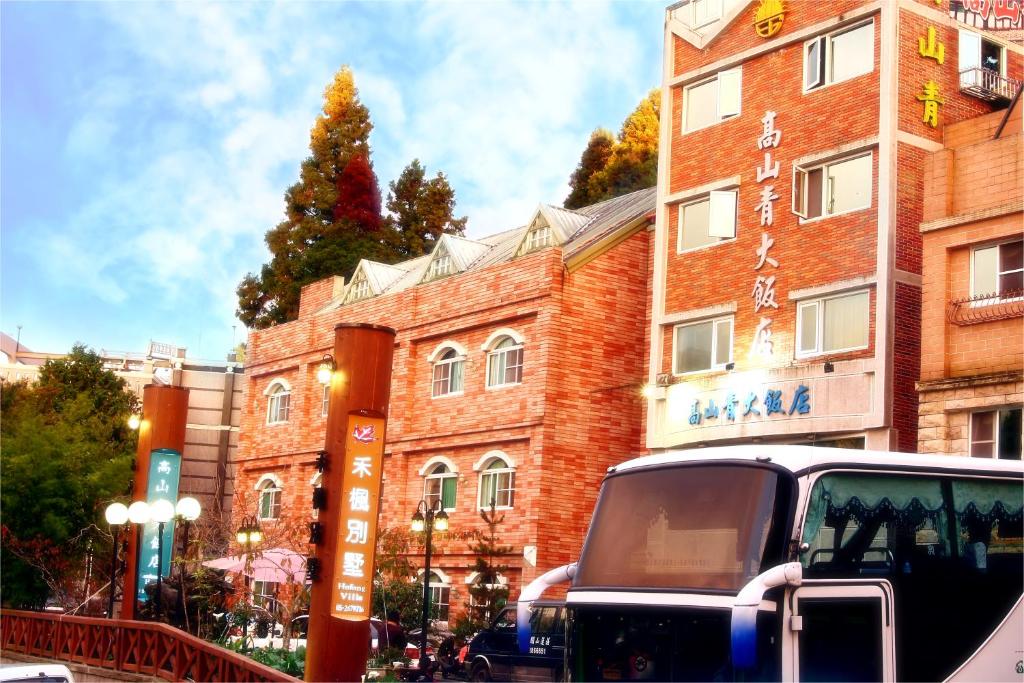 中正高山青大饭店的停在砖楼前的卡车