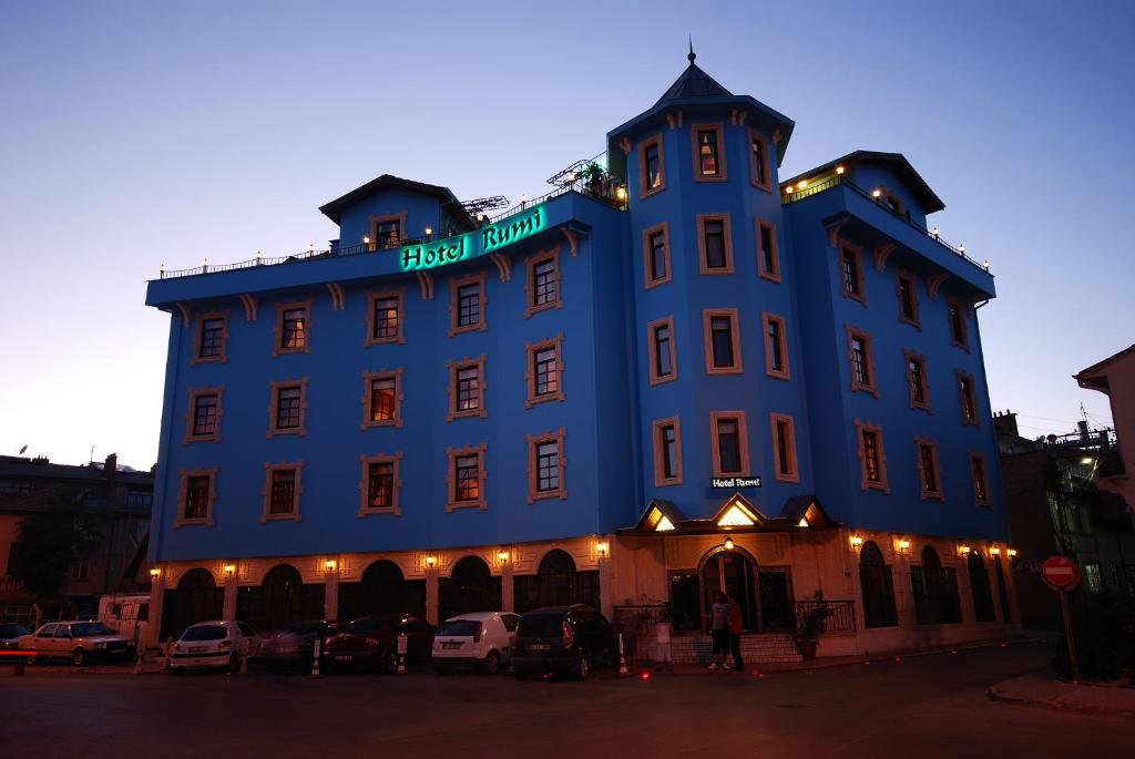 科尼亚鲁米酒店 的蓝色的建筑,上面有标志