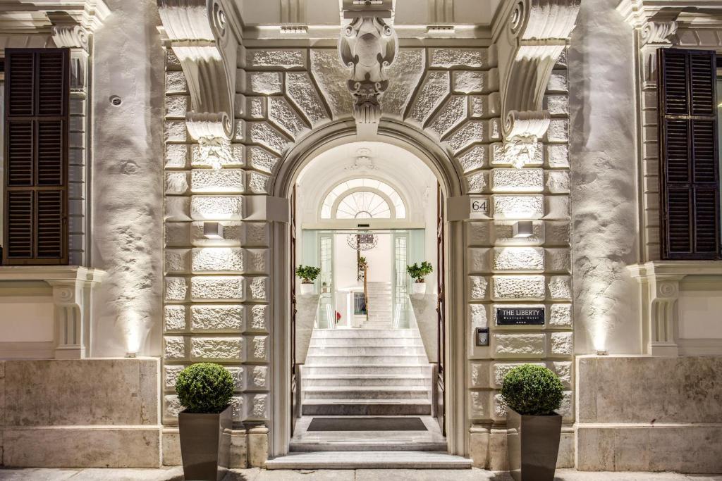 罗马自由精品酒店的楼梯和楼梯间建筑的走廊