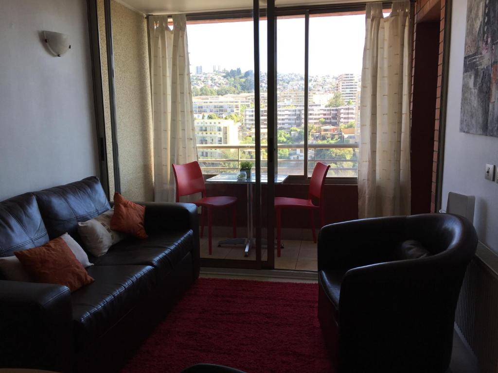 维纳德马Departamento Suke的带沙发和椅子的客厅以及窗户。
