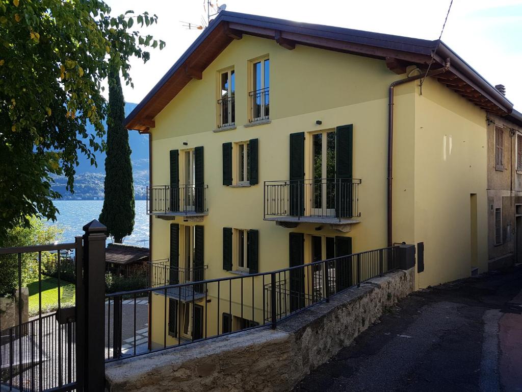 奥利维托拉里奥Residence Matilde的带阳台和围栏的黄色房屋
