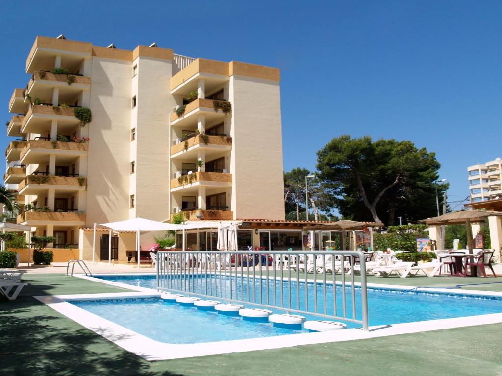 普拉亚登博萨阿尔兰扎公寓- 仅限成人的大楼前设有游泳池的酒店