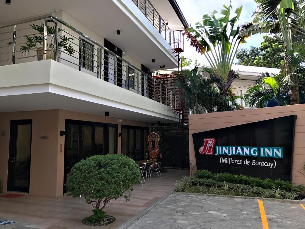 长滩岛Jinjiang Inn - Boracay Station 1的带有影响旅馆标志的建筑