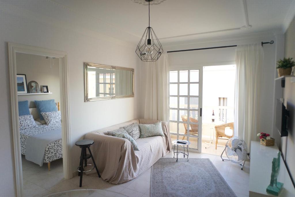 圣胡安海滩Casa del Mar的带沙发的客厅和卧室