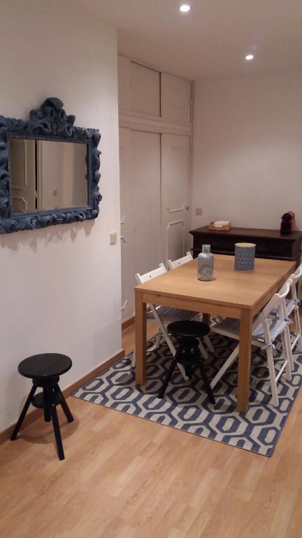 蒙蒂戈杜Casa da Madrinha II的一间带桌椅和镜子的用餐室