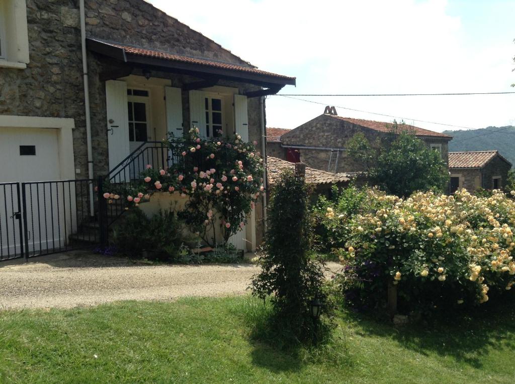 Saint-Jean-de-Muzolsle Vitrier的院子前有鲜花的房子