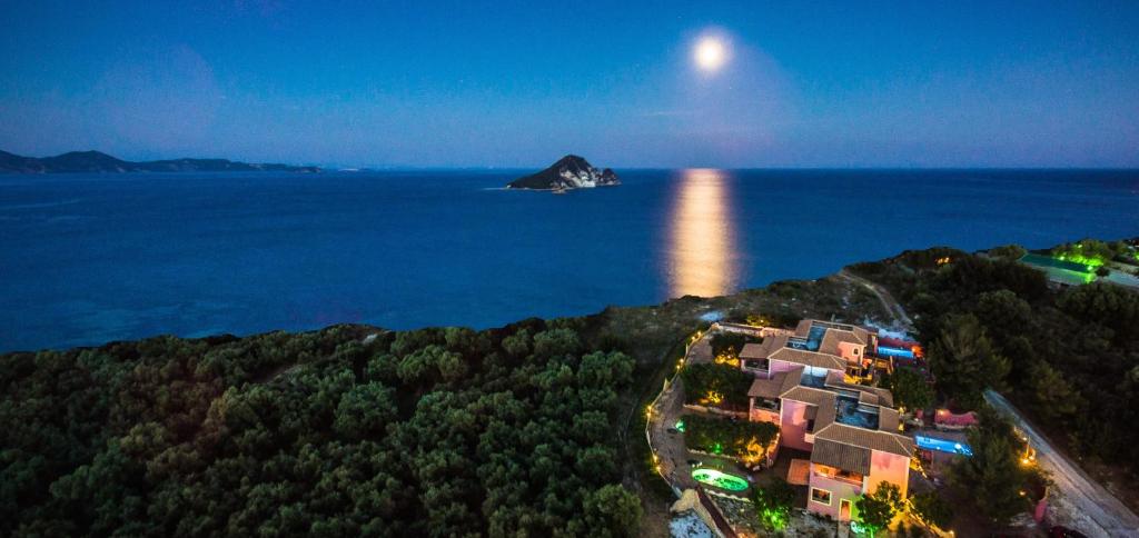 凯里翁Athenea Villas Private pools & private gardens individual的夜晚在海洋上欣赏度假村的空中景色