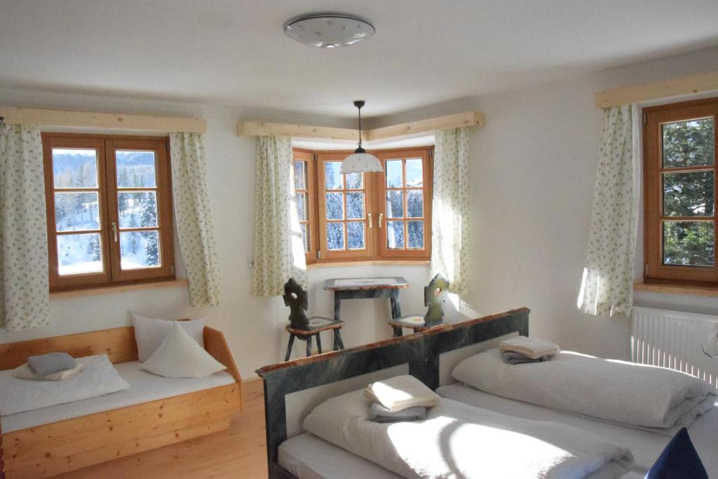 尼德泰Haus Christian的一间卧室设有两张床、一张桌子和窗户。