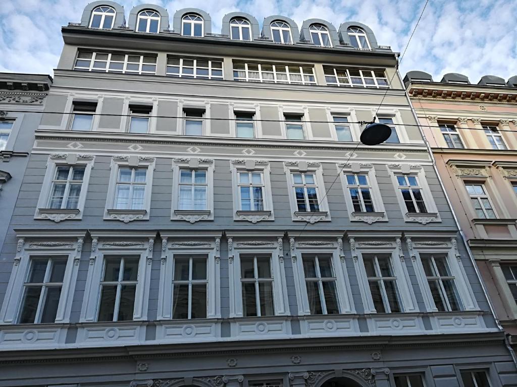 维也纳市中心附近舒适公寓的一座高大的建筑,有很多窗户