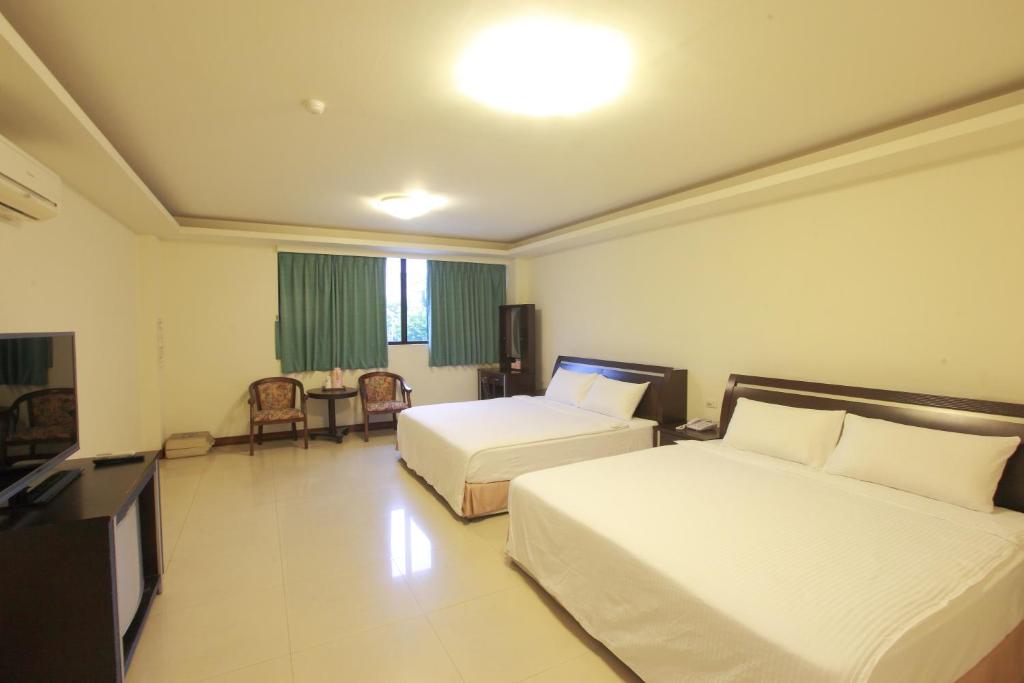 花莲市花莲永祺饭店 的酒店客房设有两张床和一台平面电视。