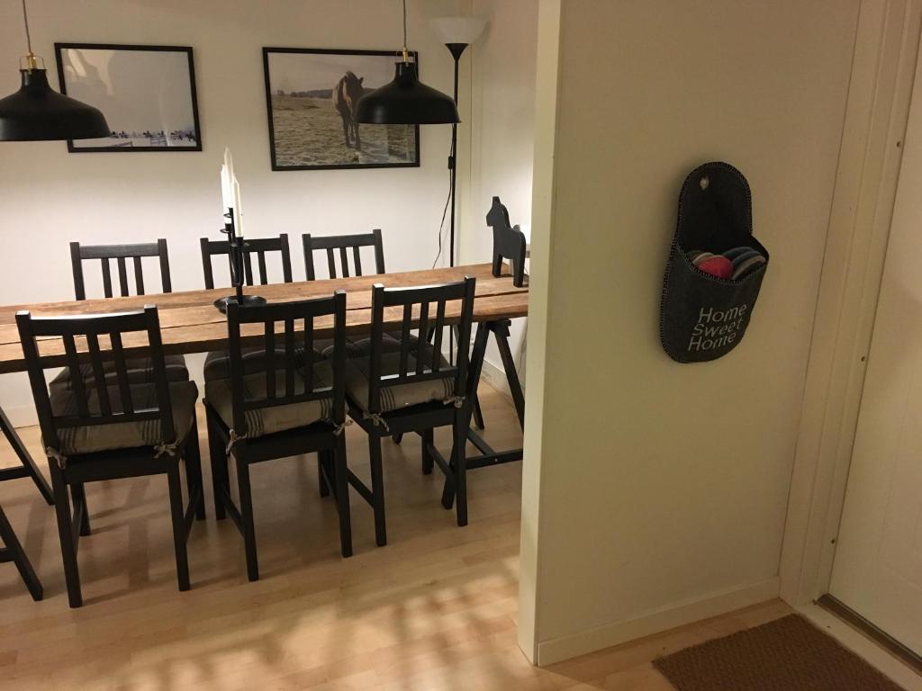 LerbäckenLilla Vrån的餐桌、椅子和墙上的猫头鹰