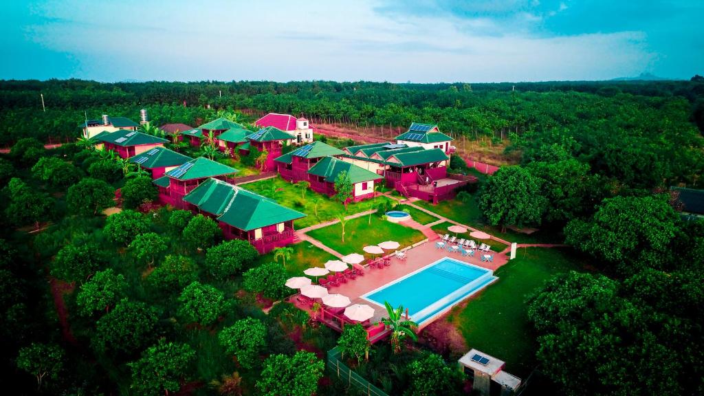 邦隆Ratanakiri Paradise Hotel & Restaurant的享有带游泳池的度假村的空中景致