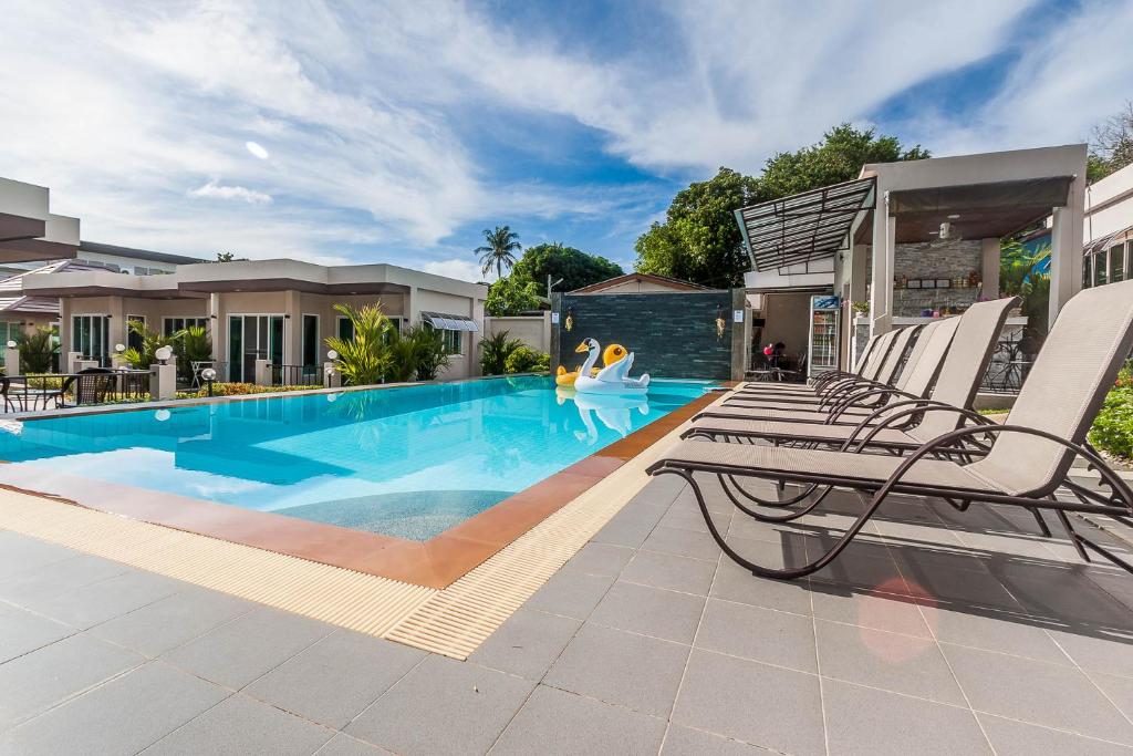 拉威海滩顺度假村的一座房子旁的游泳池,配有两把躺椅