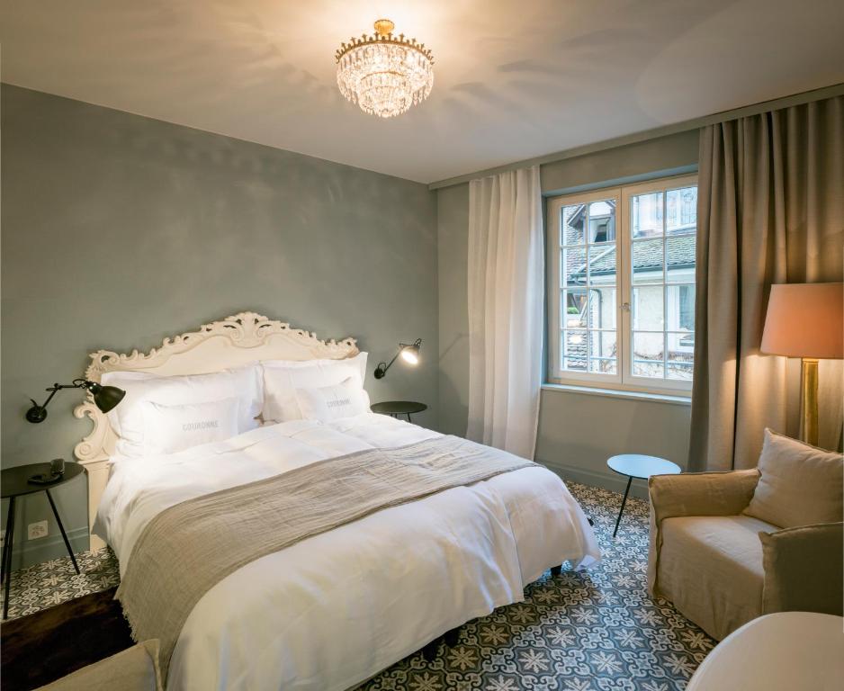 索洛图恩拉克瑞内艾特里尔独立酒店的一间卧室配有一张床、一把椅子和一个吊灯。