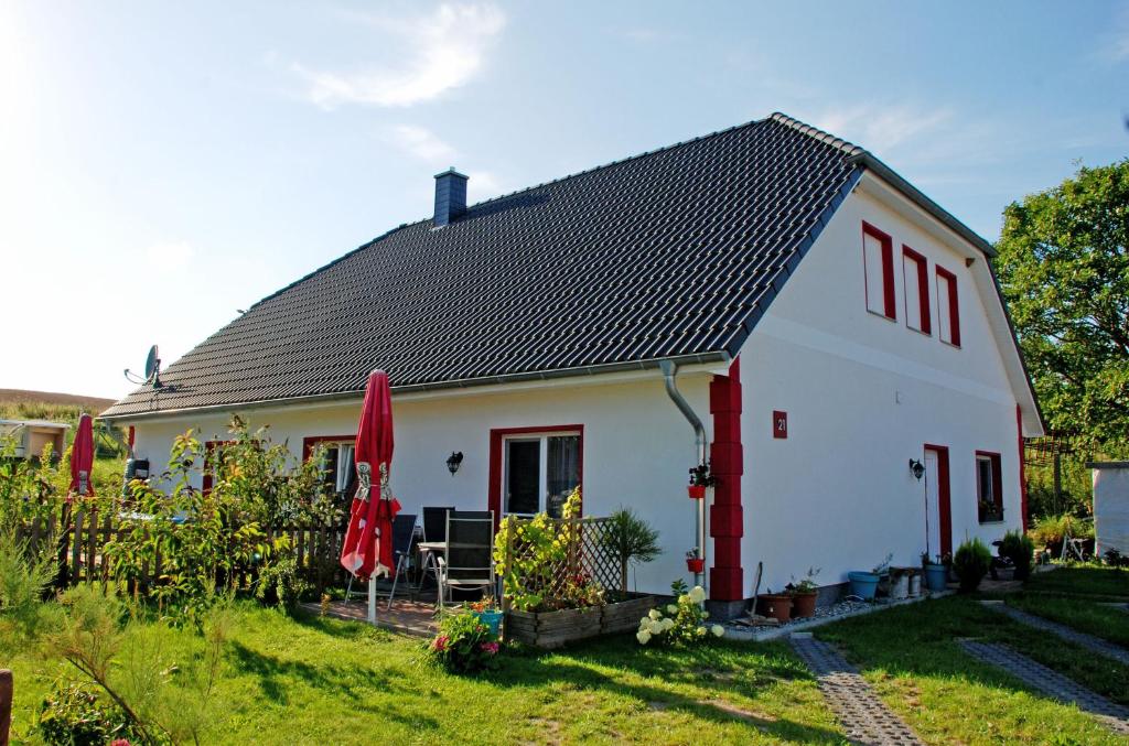兰肯-格拉尼茨Ferienwohnung "Am Feld"的黑色屋顶的白色房子