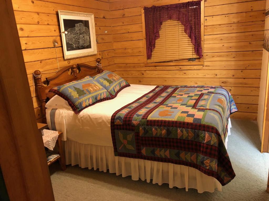 贾斯珀姜饼小屋旅馆的小木屋内一间卧室,配有一张床