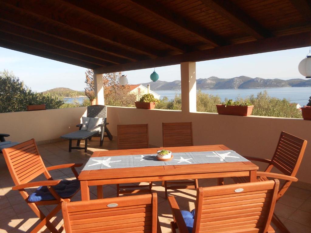 马里伊兹Holiday home Salvia的海景露台配有桌椅
