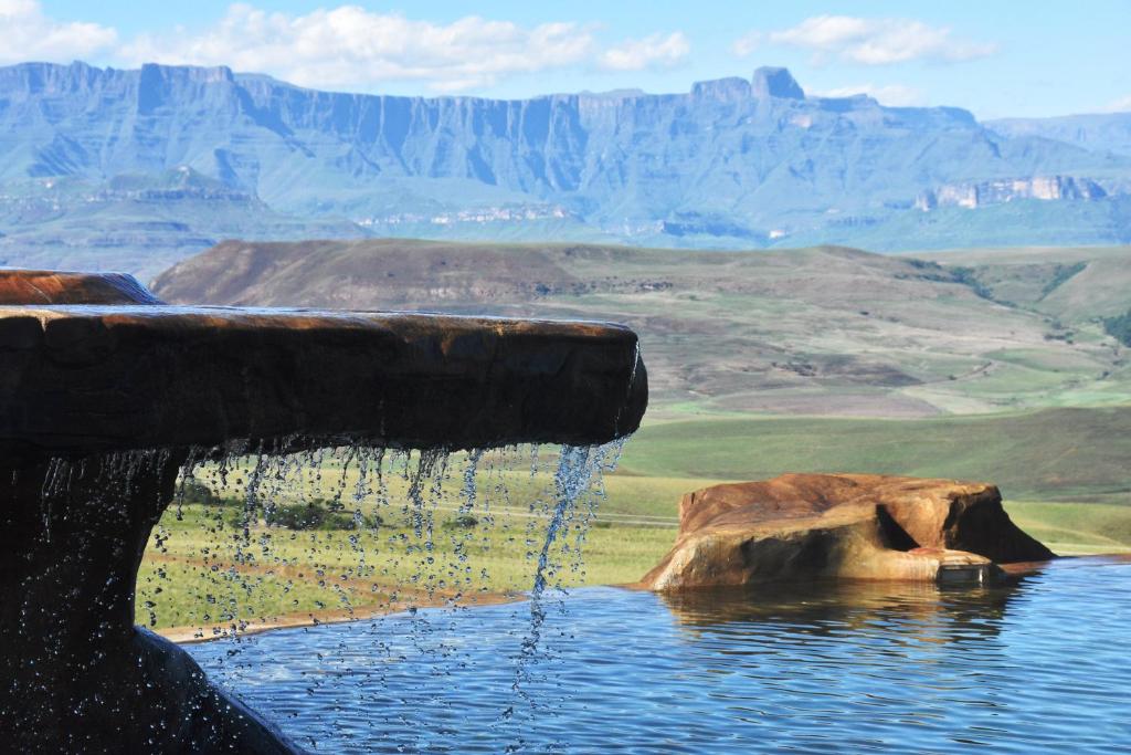 LangkloofBerghouse and Cottages的山水池的背景