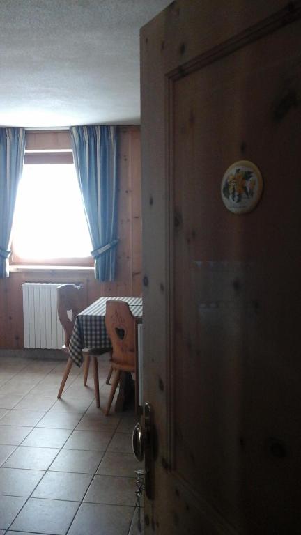 圣卡特琳娜瓦尔夫贝图尔小屋酒店的客房设有桌子、椅子和窗户。