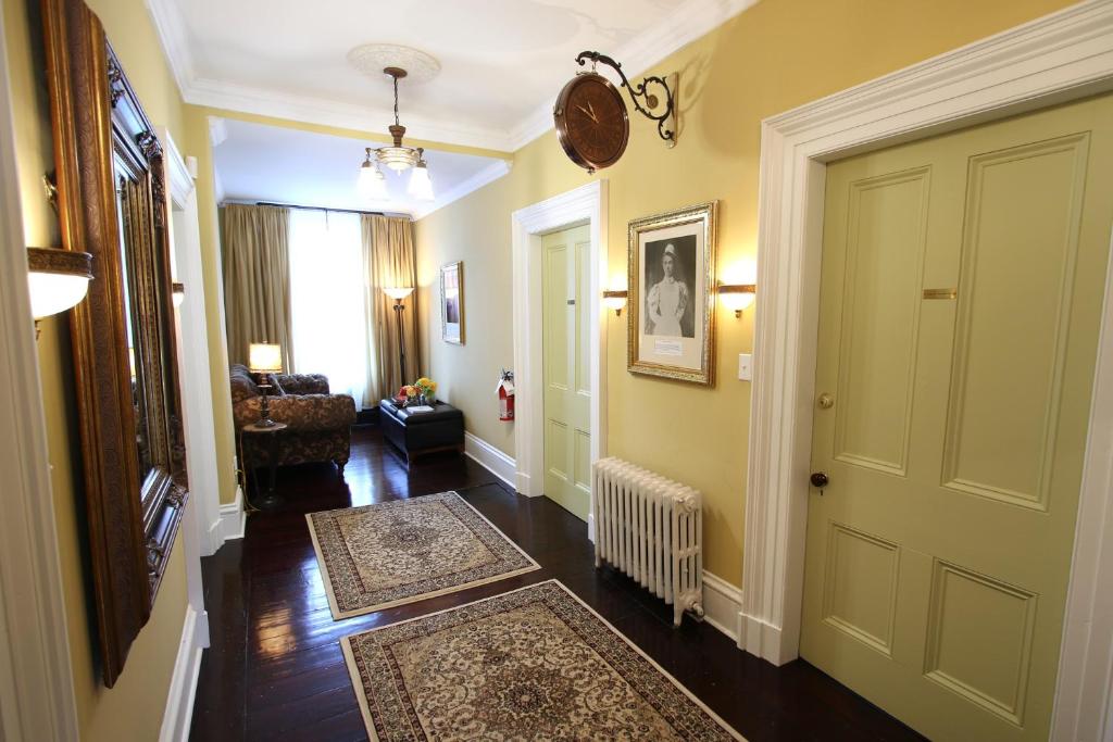 圣约翰斯The Rendell Shea Manor的走廊设有门和客厅