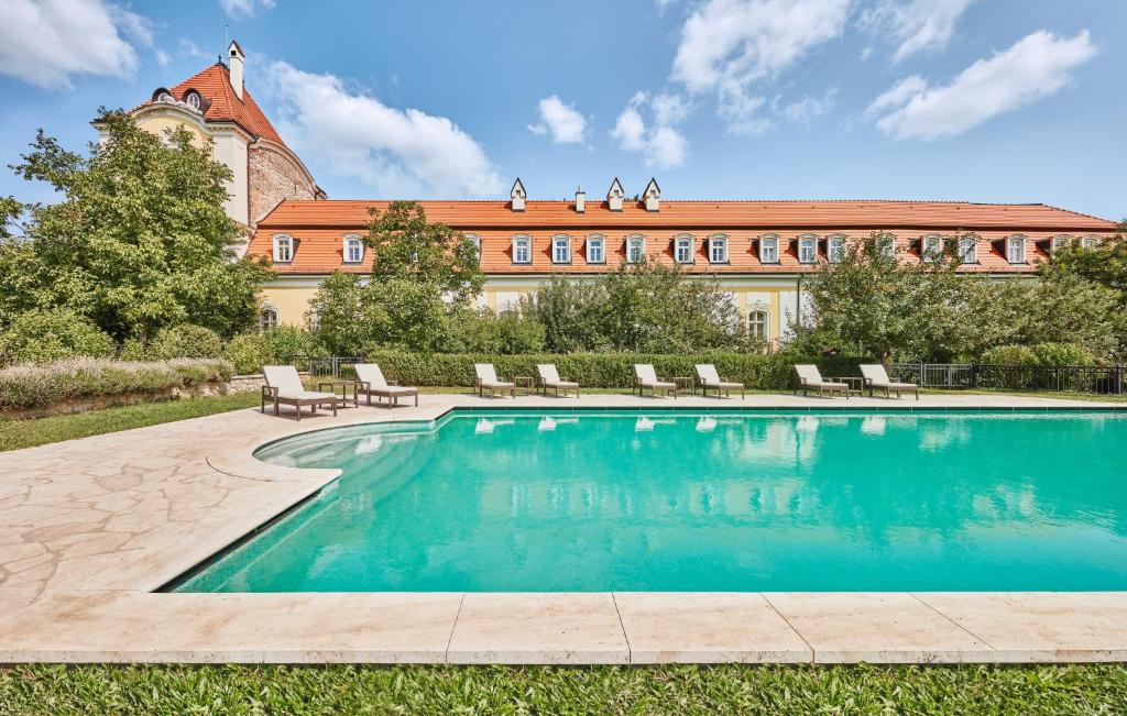 Hotel Château Bela内部或周边的泳池
