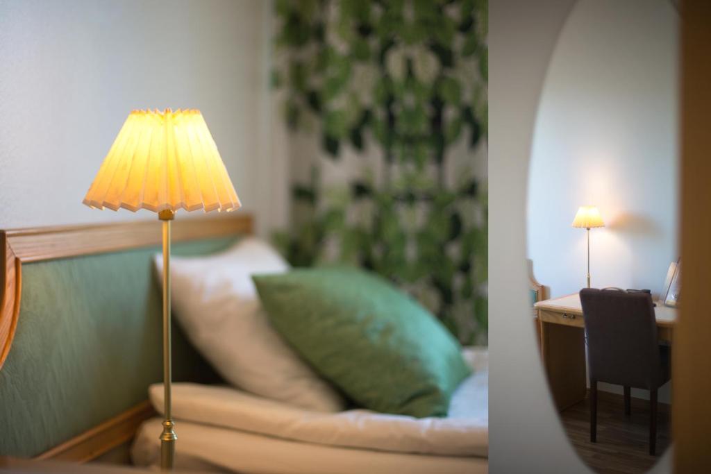 于韦斯屈莱米尔顿酒店的床头灯,带绿色枕头