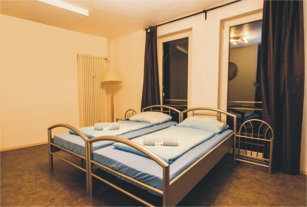 维尔茨堡维尔兹堡萨迪特泽美费民宿的一间卧室,配有两张床