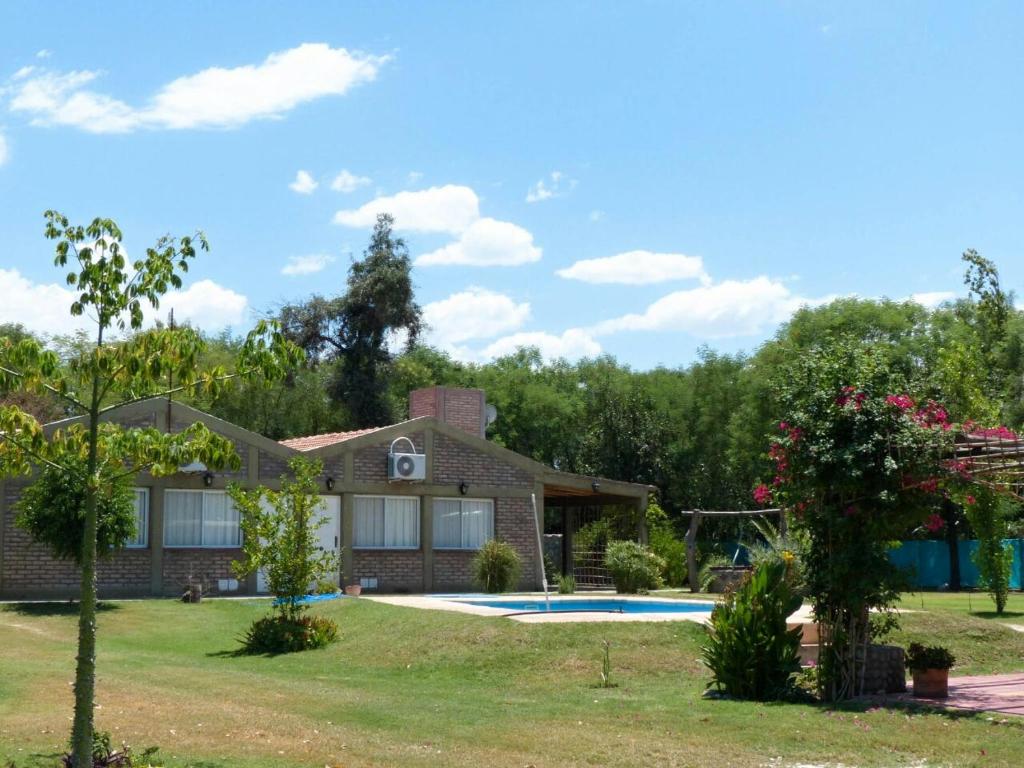 圣奥古斯汀镇Cabañas La Rosita的庭院中带游泳池的房子