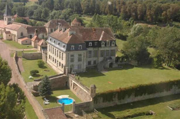 欧苏瓦地区瑟米弗莱埃城堡酒店的大房子的空中景色,设有一个大院子