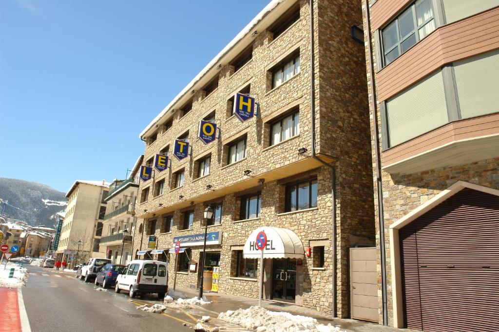 卡尼略洛克德卡斯特尔酒店的砖砌的建筑,旁边标有标志