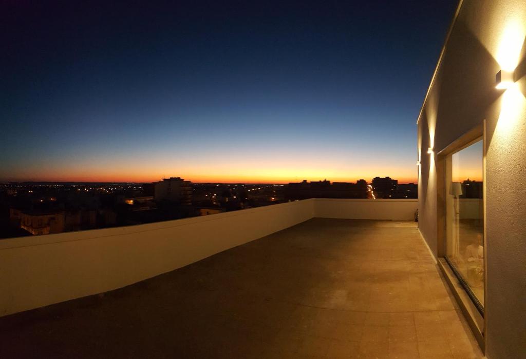 加拉蒂纳Penthouse Salento - Galatina的从建筑物屋顶欣赏日落美景