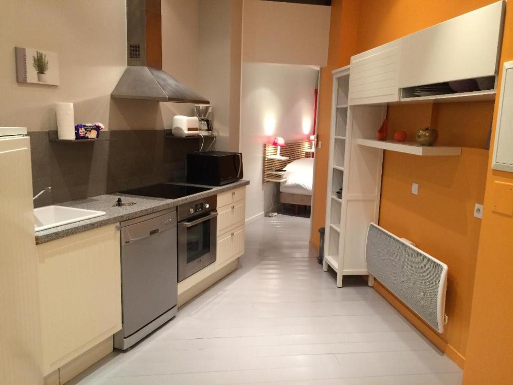 敦刻尔克Appartement Week-end的厨房配有水槽和炉灶 顶部烤箱