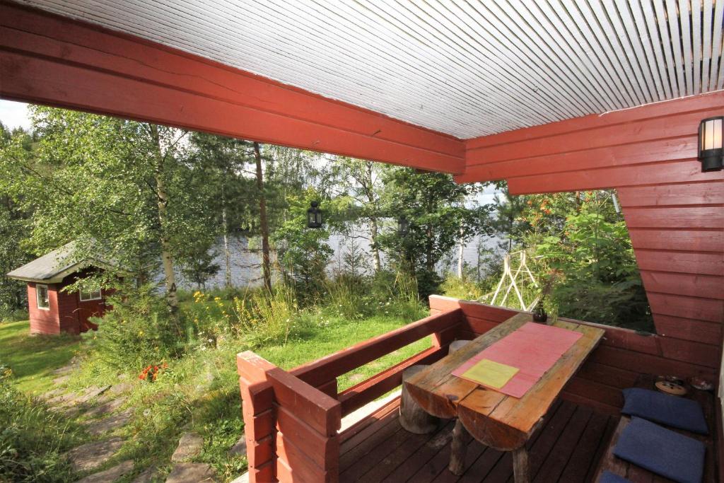 哈提图维特山林小屋外面的花园