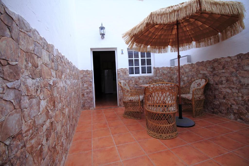 Valles de OrtegaMONTAÑA VALLES DE ORTEGA - A的庭院配有桌子、遮阳伞和椅子