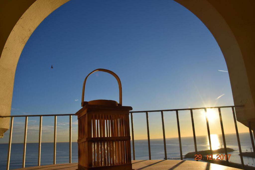 珀特萨普拉亚La Vista al mar de Belén的从大楼的阳台上可欣赏到海景