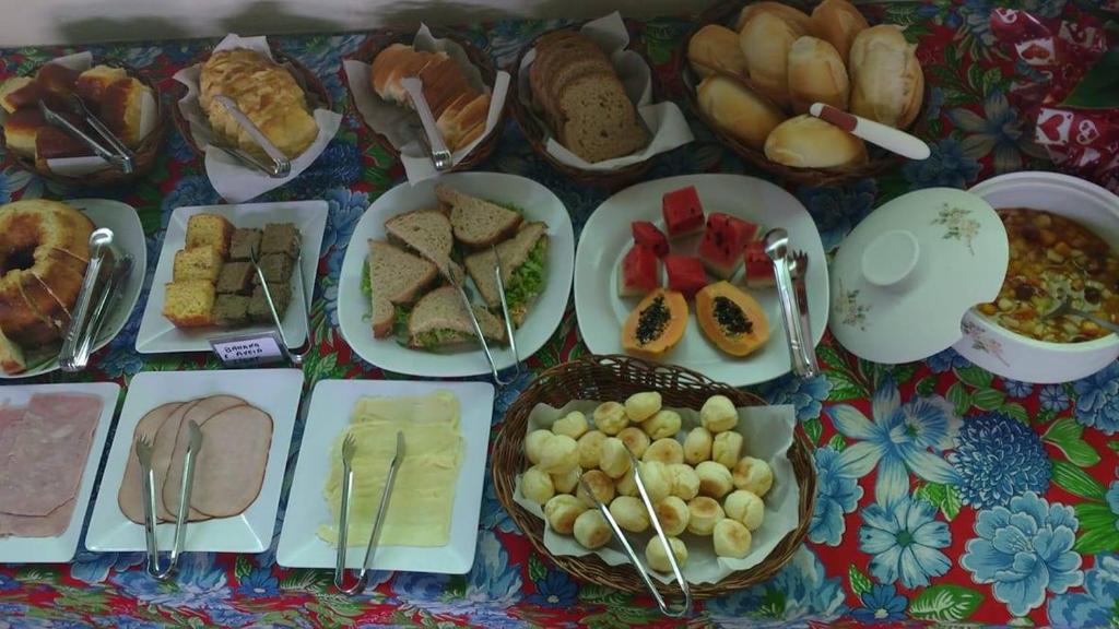 Santa CruzPousada Solar das Conchas的一张桌子上面有很多不同类型的食物